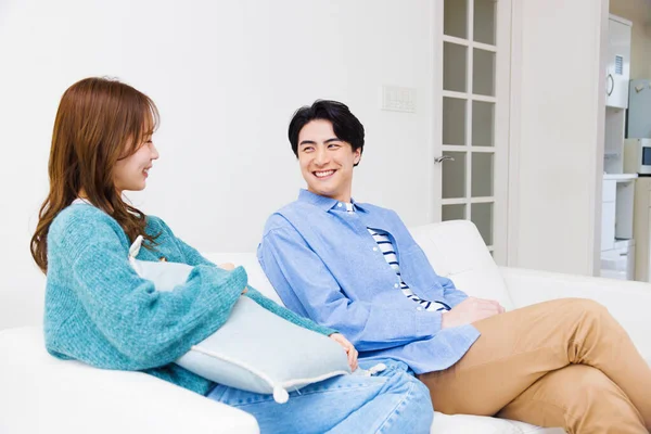 Junges Paar Auf Couch Wohnzimmer — Stockfoto