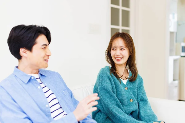 Junges Japanisches Paar Sitzt Auf Couch Hause — Stockfoto