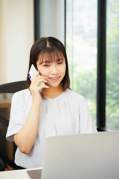 Bella Donna Giapponese Che Parla Telefono Nell Ufficio Moderno — Foto Stock