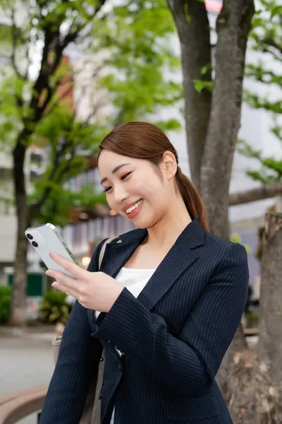 Ritratto Bella Donna Affari Giapponese Giacca Cravatta Usando Cellulare Strada — Foto Stock