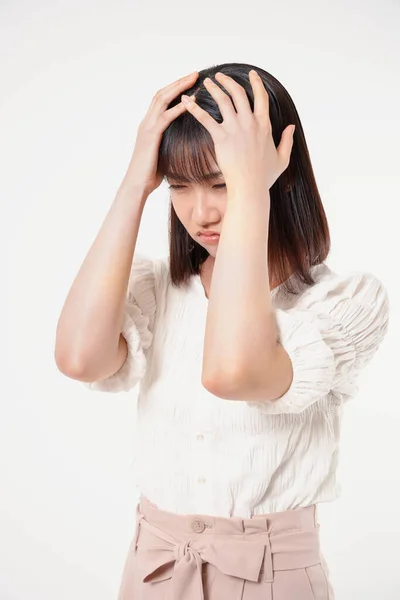 Ung Asiatisk Affärskvinna Med Huvudvärk Isolerad — Stockfoto