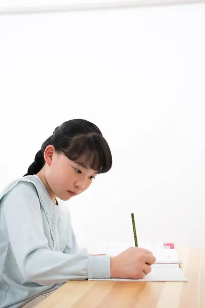 Aziatische Schoolmeisje Studeren Thuis — Stockfoto
