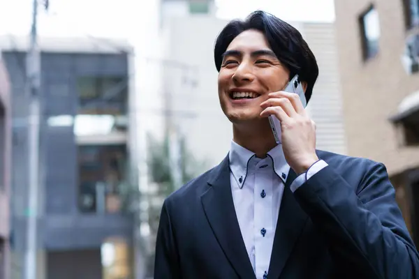 Portrait Jeune Homme Affaires Asiatique Parlant Sur Téléphone Portable Dans — Photo
