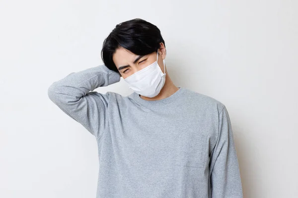 Jonge Aziatische Man Het Gezicht Masker Geïsoleerde Achtergrond — Stockfoto