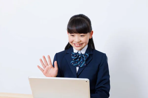 Menina Japonesa Uniforme Escolar Frequentando Aula Online — Fotografia de Stock