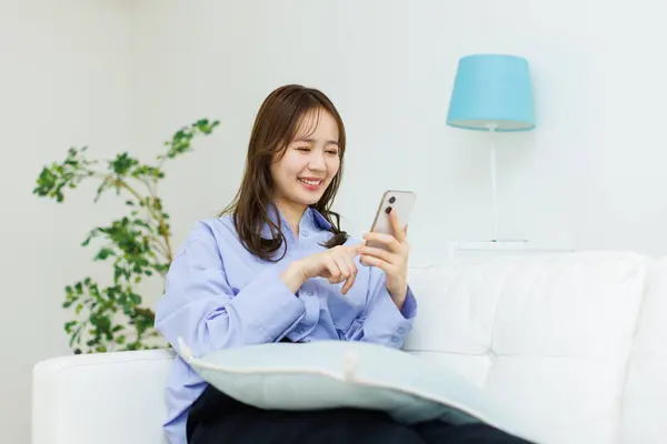 Asiática Jovem Mulher Com Telefone Móvel Sofá — Fotografia de Stock