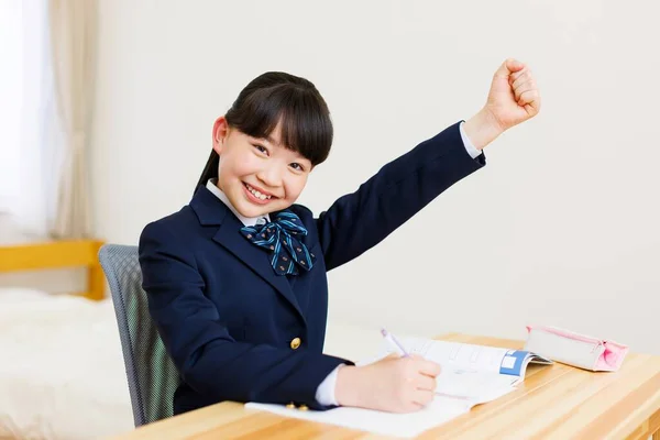 学校の制服でかわいい日本の女の子の肖像 宿題をする — ストック写真