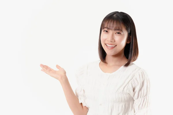 Mulher Japonesa Com Mostrando Pose Apresentando Algo Fundo Branco — Fotografia de Stock