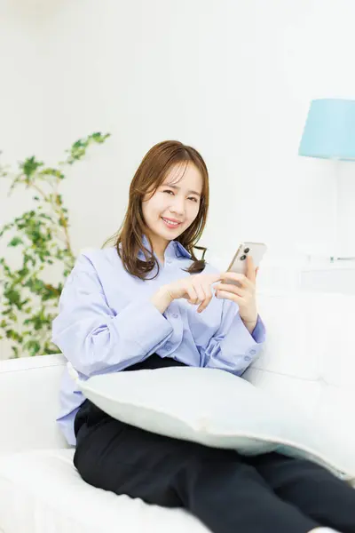 Ung Asiatisk Kvinna Med Smartphone Ett Vardagsrum — Stockfoto