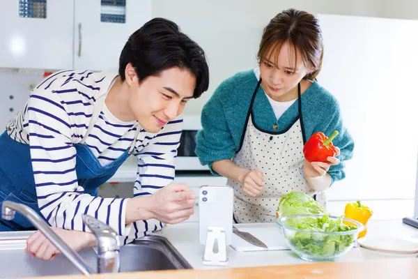 Ασιάτης Άνδρας Και Γυναίκα Μαγείρεμα Στην Κουζίνα Χρησιμοποιώντας Τηλέφωνο Για — Φωτογραφία Αρχείου