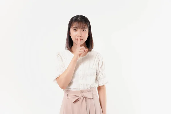 Belle Jeune Femme Asiatique Avec Silence Geste Sur Fond Isolé — Photo
