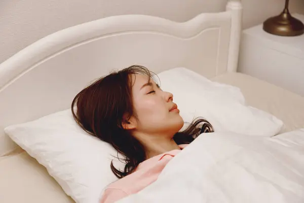 Portrait Beautiful Young Japanese Woman Lying Bed Home — Stock Photo, Image