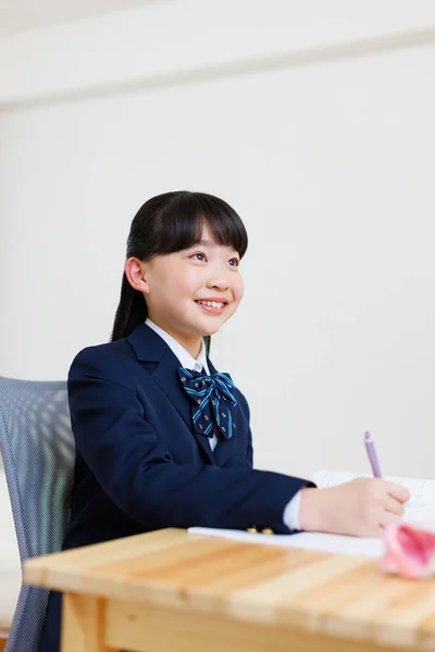 Porträt Eines Süßen Japanischen Mädchens Schuluniform Das Hausaufgaben Macht — Stockfoto