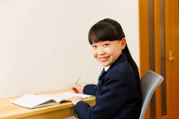 Portrait Mignonne Fille Japonaise Uniforme Scolaire Faisant Des Devoirs — Photo