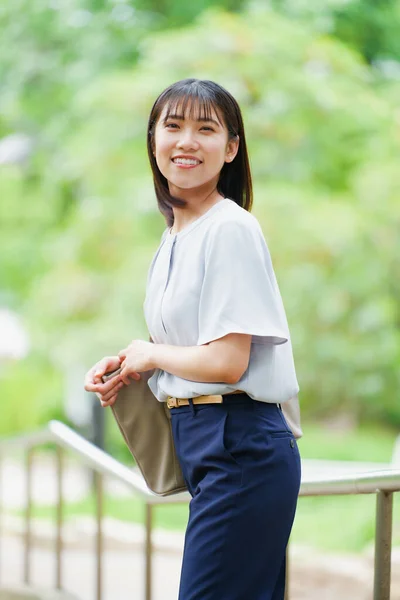 Portret Van Jonge Mooie Aziatische Vrouw Glimlachen Zomer Park — Stockfoto