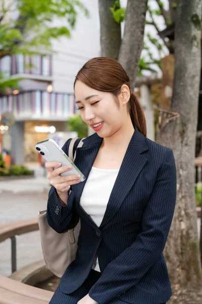 Ritratto Bella Donna Affari Giapponese Giacca Cravatta Usando Cellulare Strada — Foto Stock