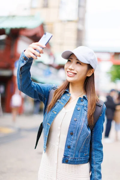 Donna Giapponese Che Selfie Strada Attraente Turistico Femminile Fare Foto — Foto Stock