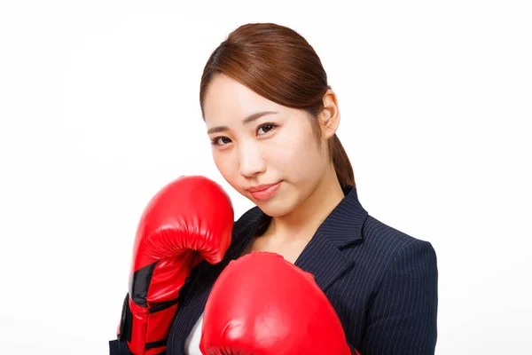 年轻漂亮的亚洲女商人戴着白色背景的拳击手套 — 图库照片