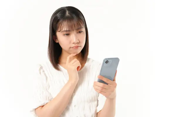 Schöne Junge Asiatische Frau Mit Smartphone Auf Isoliertem Hintergrund — Stockfoto