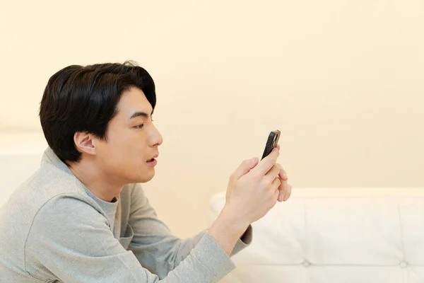 Japonês Homem Usando Telefone Celular Casa — Fotografia de Stock