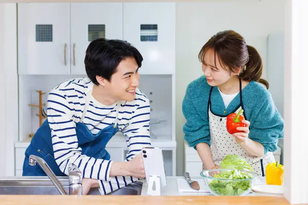 Asiatische Mann Und Frau Kochen Der Küche Mit Telefon Für — Stockfoto