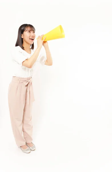 Jovem Mulher Japonesa Posando Com Chifre Alegria Amarelo Fundo Branco — Fotografia de Stock