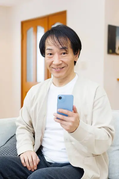 Azji Starszy Azji Człowiek Smartphone — Zdjęcie stockowe