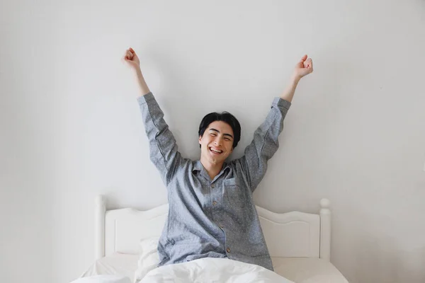 Porträtt Stilig Ung Asiatisk Man Hemma Sin Säng — Stockfoto