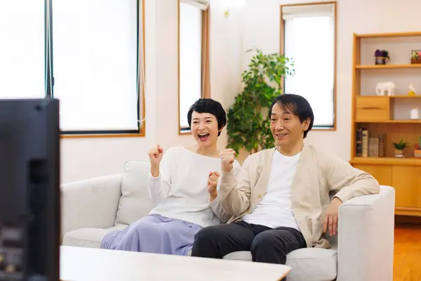 Film Izleyen Mutlu Asyalı Çift — Stok fotoğraf