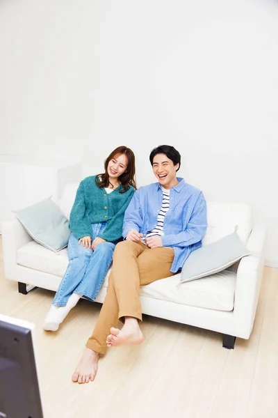 Joven Asiático Pareja Sentado Sofá Con Televisión — Foto de Stock