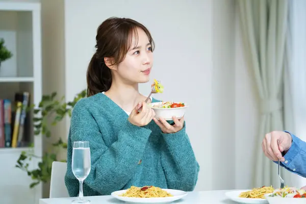 Asiatisk Kvinna Äter Lunch Hemma — Stockfoto