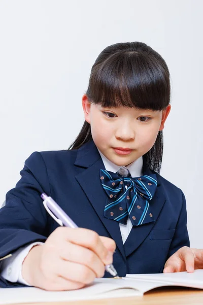 Portret Van Schattig Japans Meisje Schooluniform Doet Huiswerk — Stockfoto