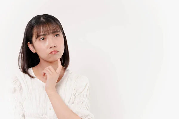 Retrato Mujer Japonesa Reflexiva Aislada Sobre Fondo Blanco — Foto de Stock