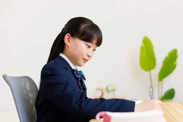 Porträtt Söt Japansk Flicka Skoluniform Gör Läxor — Stockfoto