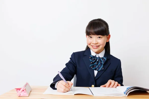 Портрет Милої Японської Дівчини Шкільній Формі Робить Домашнє Завдання — стокове фото