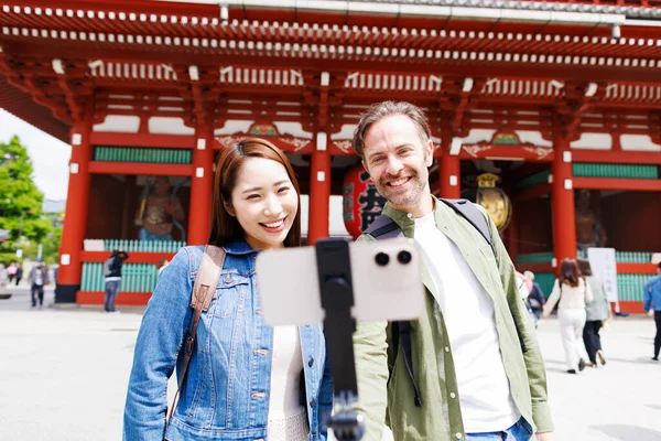 Uomo Caucasico Donna Giapponese Scattare Selfie Sullo Sfondo Della Vecchia — Foto Stock