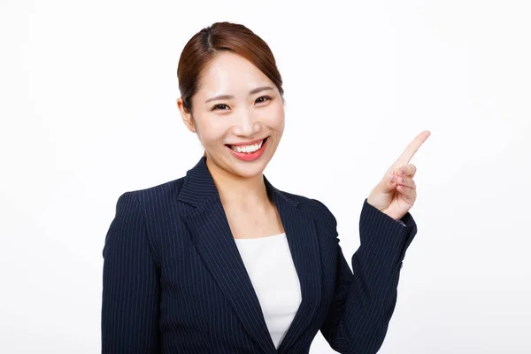 Güzel Japon Kadınının Beyaz Arka Planı Işaret Ettiği Bir Stüdyo — Stok fotoğraf
