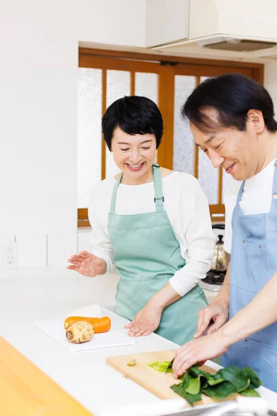 Glücklich Japanisch Pärchen Cooking Leckeres Essen Auf Die Küche — Stockfoto