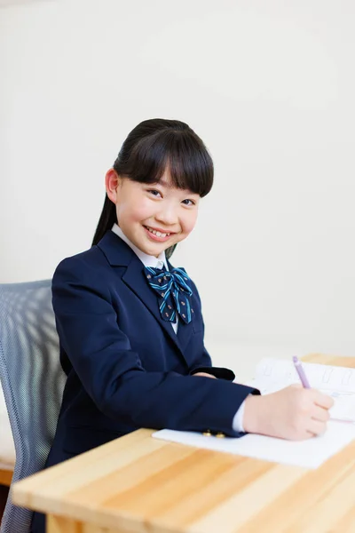Retrato Linda Chica Japonesa Uniforme Escolar Haciendo Tarea —  Fotos de Stock