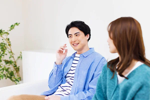 Junges Japanisches Paar Sitzt Auf Couch Hause — Stockfoto