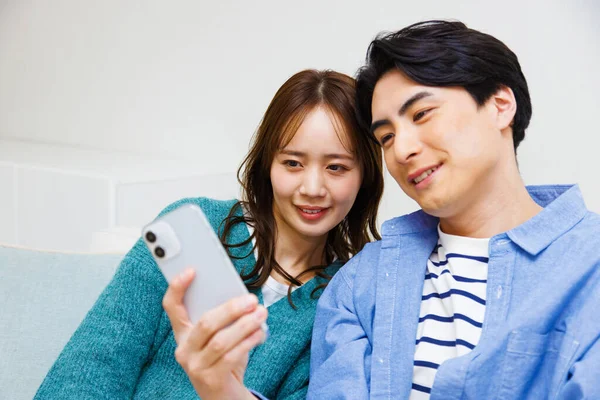 Pareja Asiática Usando Smartphone — Foto de Stock