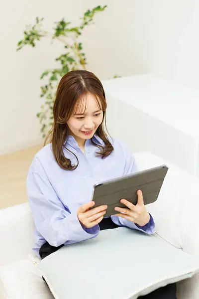 Jovem Mulher Asiática Usando Tablet Sofá — Fotografia de Stock