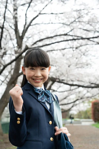 Портрет Молодої Азіатської Школярки Позує Парку — стокове фото