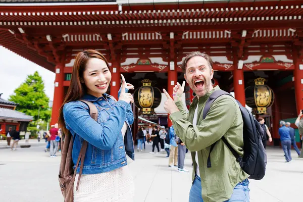 Uomo Caucasico Donna Japense Visitano Tempio Giapponese — Foto Stock