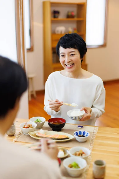 Madura Japonesa Pareja Diiign Togeth Casa —  Fotos de Stock