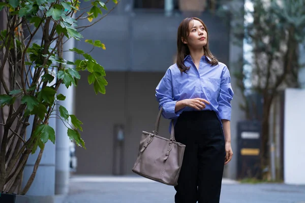 Молодая Японская Женщина Ходит Улице Дневной Вид — стоковое фото