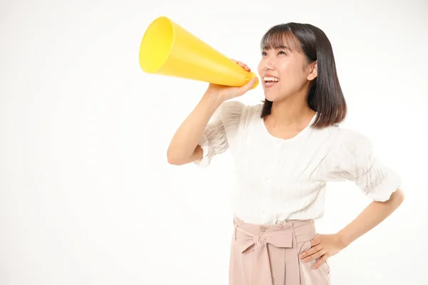 Jong Japans Vrouw Poseren Met Geel Cheer Hoorn Witte Achtergrond — Stockfoto
