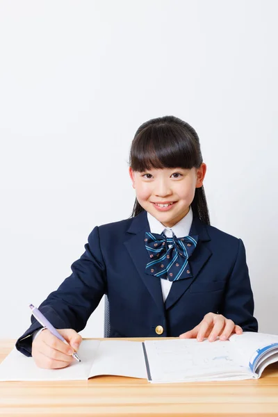 Aranyos Japán Lány Iskolai Egyenruhában Házi Feladatot Csinál — Stock Fotó