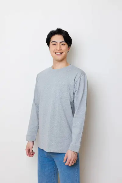 Mladý Asijský Muž Usmívá Izolovaném Pozadí — Stock fotografie