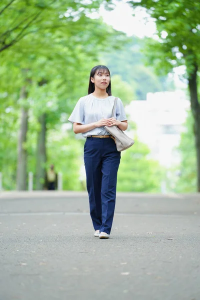 Retrato Bela Mulher Japonesa Andando Parque Sozinha — Fotografia de Stock